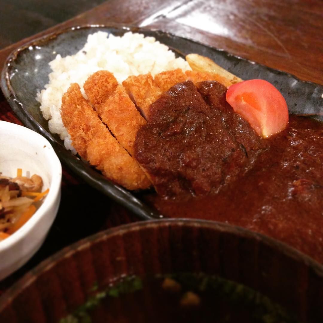 夏限定のチキンカツカレーです。カツがこんがりさっぱりです。夏バテに負けない、いえ夏バテでもいけてしまうのではないかと。ぜひぜひ。(うめ）