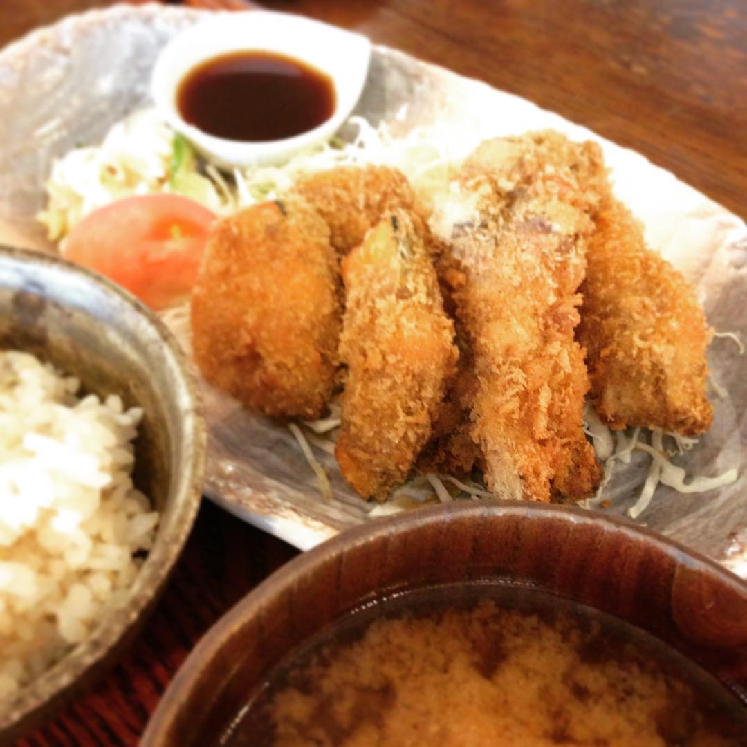 今日のまかないは「かぼちゃときのこの豚肉巻き揚」です。かぼちゃがほくほく甘くてソースと合います。家ご飯のようでいて、家では面倒で作らないごちそうだなと思います。(うめ）