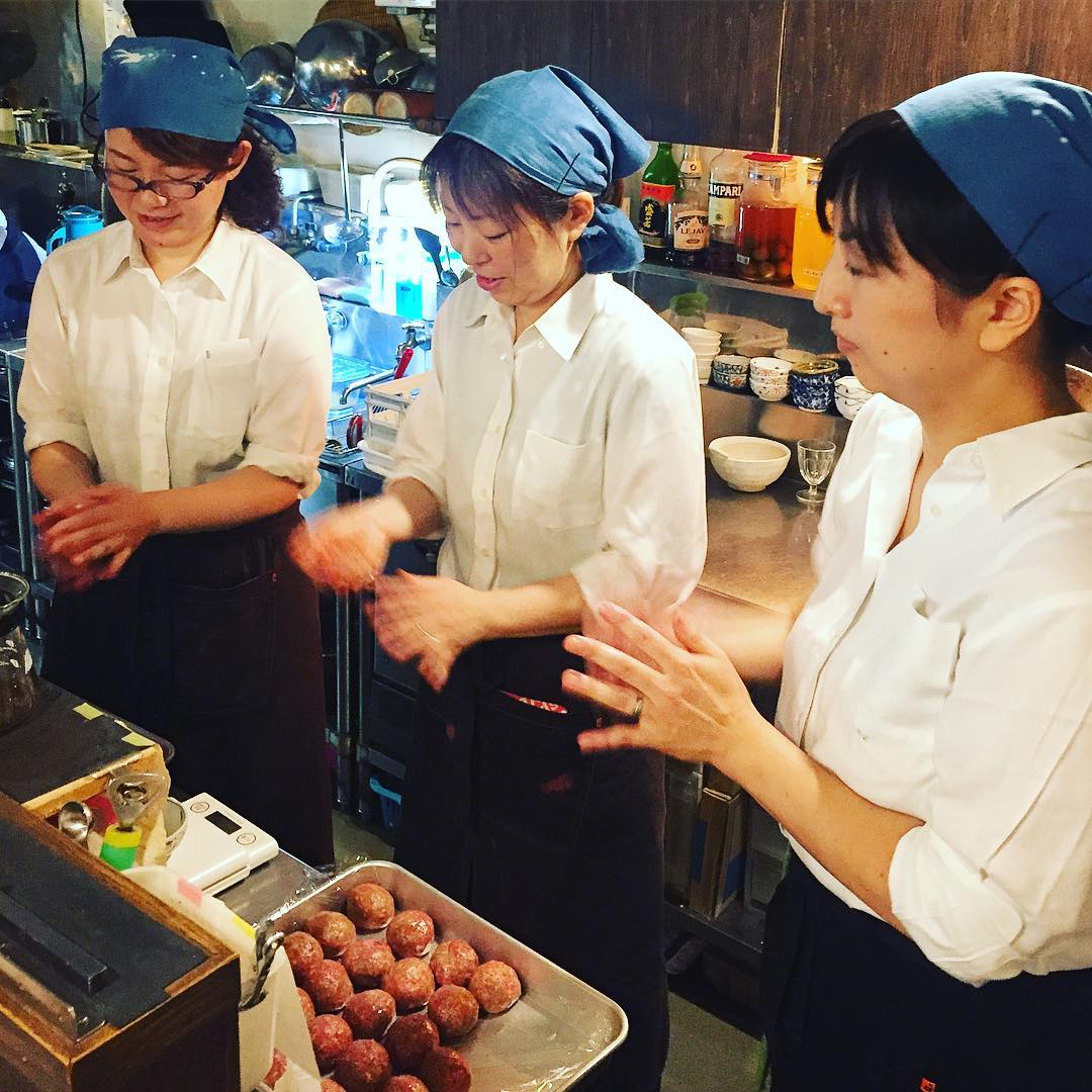 今日のランチホール係は復活のウメさんといのっち…お昼上がりは肉だんごをまるめましょう！と、店長ミヤザキが倍のスピードで参戦すると、ふたりはまるで遊んでるようでさと（苦笑）。肉だんご修行も甘くはないのでありますな！（お）