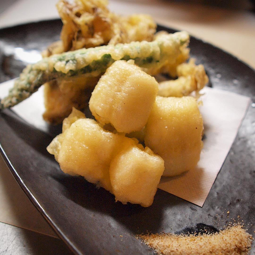 そして金曜日の夜！今夜のワタクシ的大好物は「穴子とまいたけの天ぷら」！あぁ、ふんわりやさしいお味の穴子とぷりぷりまいたけ！からり揚げたて天ぷらは山椒塩と天つゆで！ビールに夏酒にうってつけ！（お）