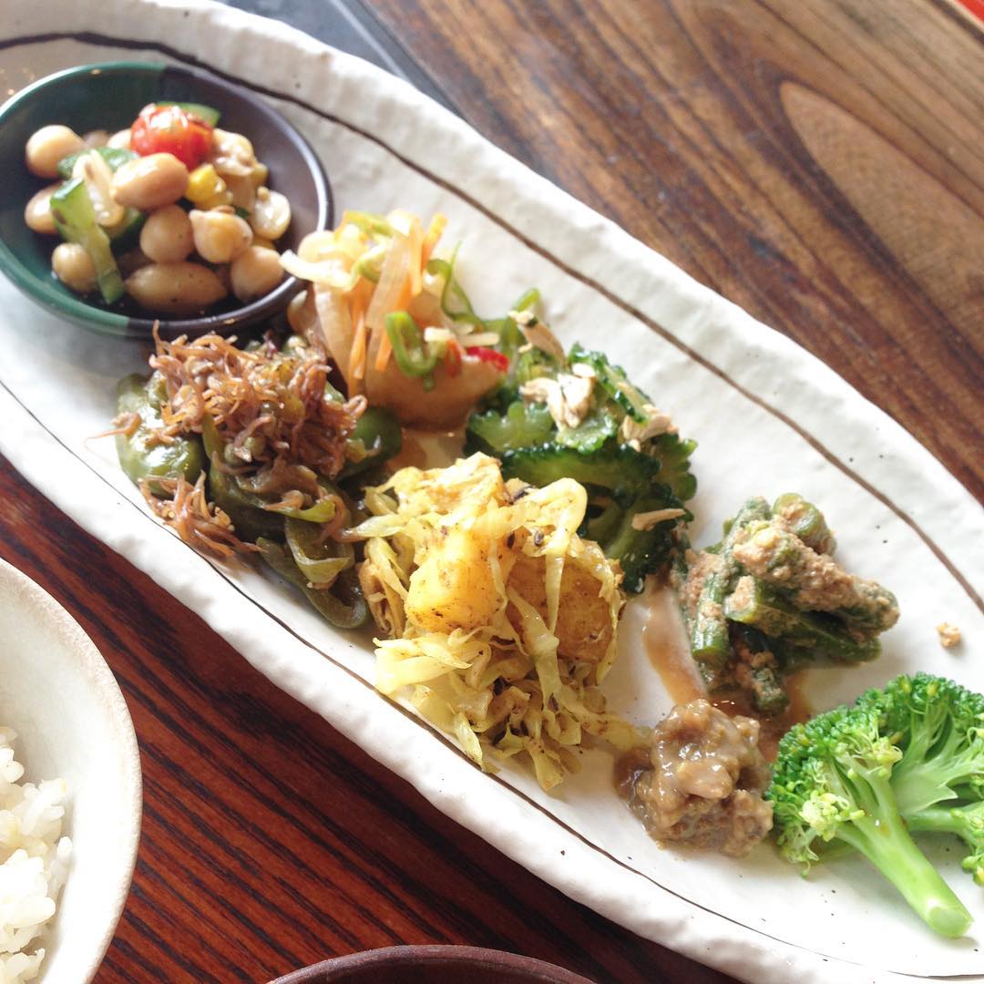 今日のまかないは「ちょこもり」です。南蛮漬け、ゴーヤのサラダ、いんげんの胡麻和えと好きな物ばかりがお皿に並んで…一口食べるたびにうまい️と言いそうになりながら完食です。（い）