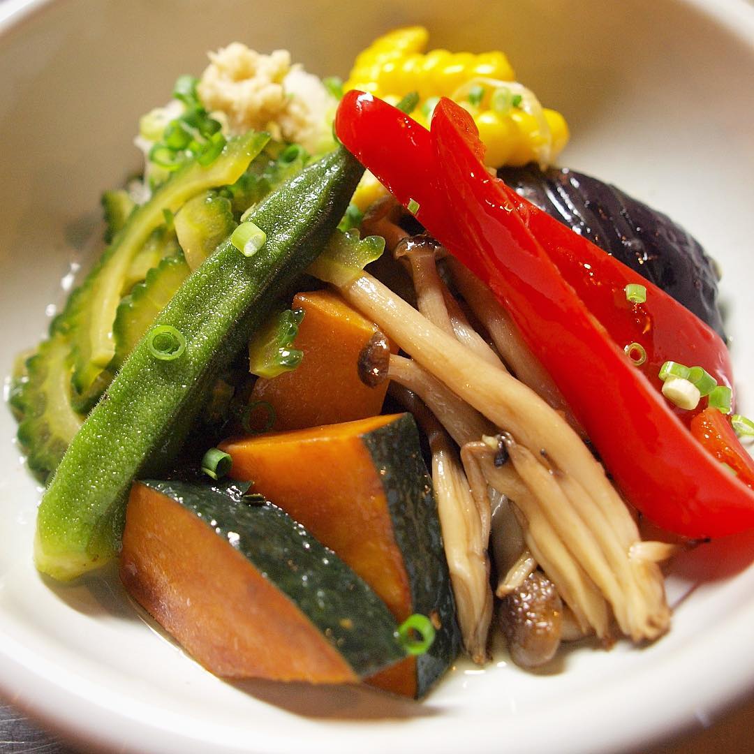 さてとお盆休み明けはメニューもぼちぼち夏の終わり、ほっとやさしいお味のサラダは「夏野菜の揚げびたしサラダ」！ナスにかぼちゃ、ゴーヤにオクラ、赤ピーマンととうもろこし、そしてしめじと具たくさん！…って実はいつものデジカメはGRD4が壊れちゃって、OLYMPUSの古い一眼で撮ったんですけど、レンズがわりといいんで、写りもなかなかいいですね！しばらくはこれでいきます、ハイ（笑）（お）