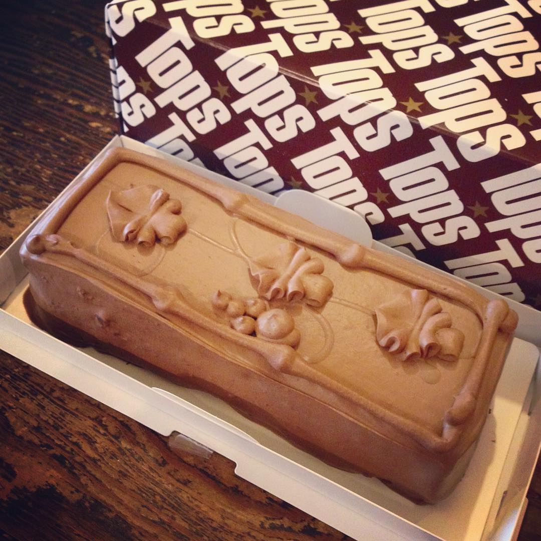 当店スタッフ的に超話題の「トップスのチョコレートケーキ」うめさんご夫婦に差し入れいただきました。店長思い出の味！だそうで、小さな頃によく伯母さんに食べさせてもらってたそうです。私としては初トップスのケーキ、とーっても美味しかったです。ご馳走になりました(^｡^）（ぬ）