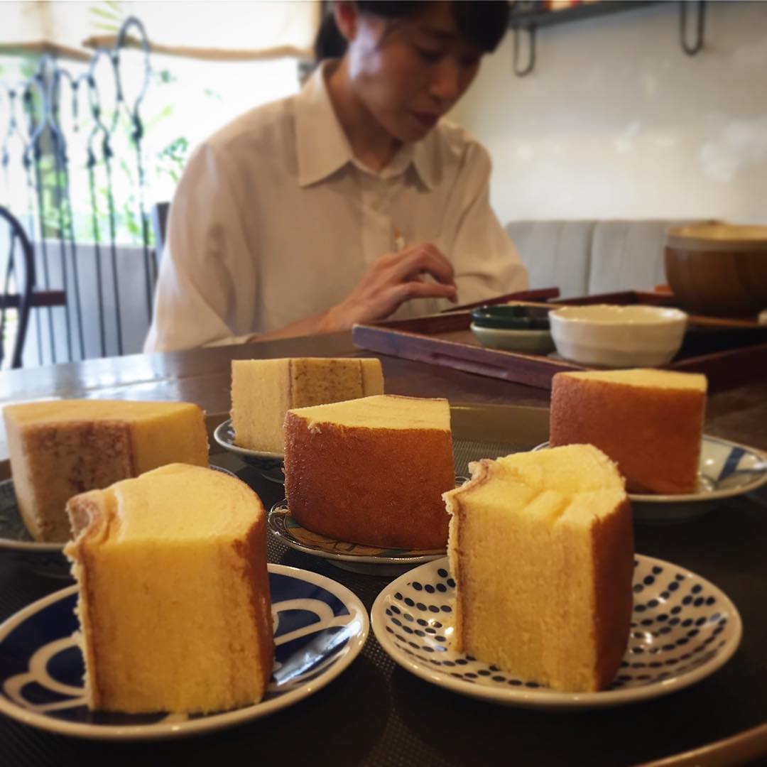 当店お盆休み前の日曜日…ランチもぼちぼちお客さんに恵まれ（ありがとうございます）、賄いあとのお茶請けはバームクーヘン！向かいは地下のスーパーで買って来たものではありますが、これがなかなかイケますよ！（笑）さてと夜営業がんばります、ハイ（お）