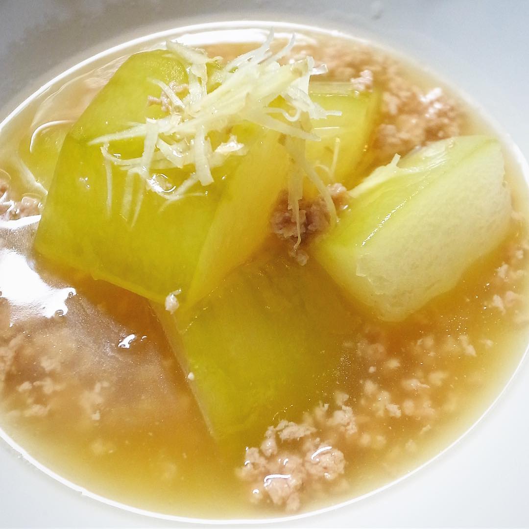 いや、夏の最中は思いがけずひんやりな水曜日ですが、そうするとやっぱり「冬瓜のあっさりそぼろ煮」、やさしい夏の煮ものがうれしいね（お）