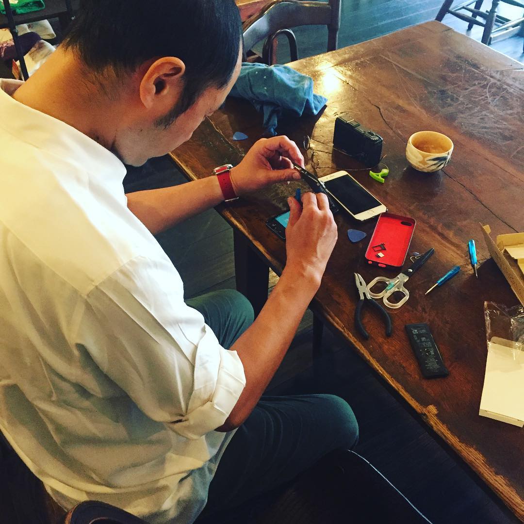 朝のトイレ修理に続いて、okayanがiPhoneを修理しております。なんでも壊れたら買い替えたり、修理に出したりするのは簡単だけどお金もかかります。でも、仕組みをよく観察して、理解して、手間を惜しまずやれば、意外と修理できるものは多いものです。okayanには、リトスタのパズー（@ラピュタ）の称号を与えています。（麻）