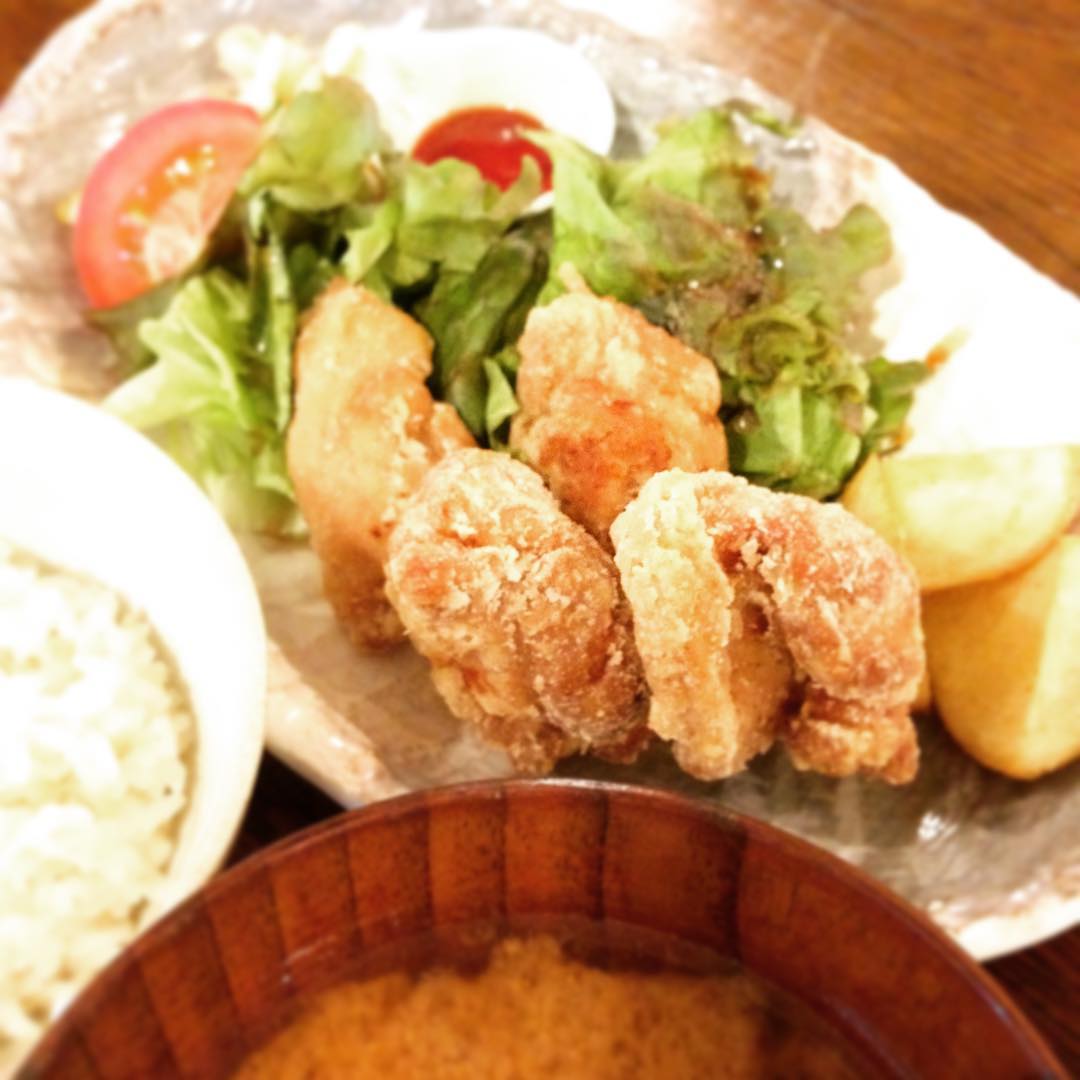 今日のまかないは「鶏のからあげポテトフライ定食」です。タルタルソースをかけたり、ちょこもり定食にからあげをつけたり。鶏から定食の日はいろんな食べ方ができて楽しいです。今日はオーソドックスです。(うめ）
