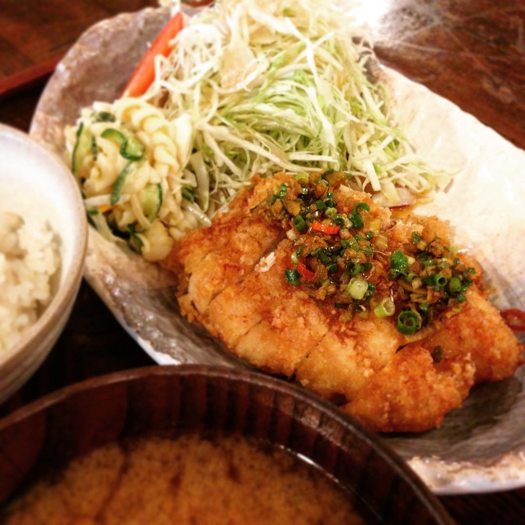 今日のまかないは「鶏のから揚げ中華香味だれ」です。ひとつの料理で二度美味しい、が好きです。今日はたれがかかってないところは衣のカリカリほんのり甘いのを楽しんで、たれがかかってるところはさっぱりピリ辛を楽しみました。食べることは楽しいですね。(うめ）