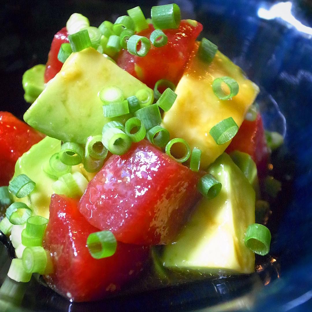 人気の冷菜お魚メニューは「まぐろとアボカドのわさびあえ」！いや、ナイスコンビはまぐろとアボカドは濃厚なダブルの旨味！オリーブオイルにお醤油、ぴりりとわさびが隠し味！ぜひ〜！（お）