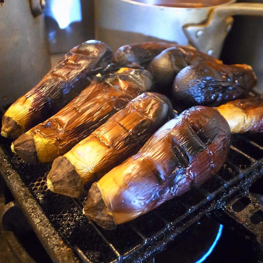 あー、山の日ですね、山ですよと（意味なし）、当店的には茄子がちりちり焼けてます！（笑）さっくり皮をむいて「冷し焼き茄子」！夜もご来店どうぞ〜！（お）