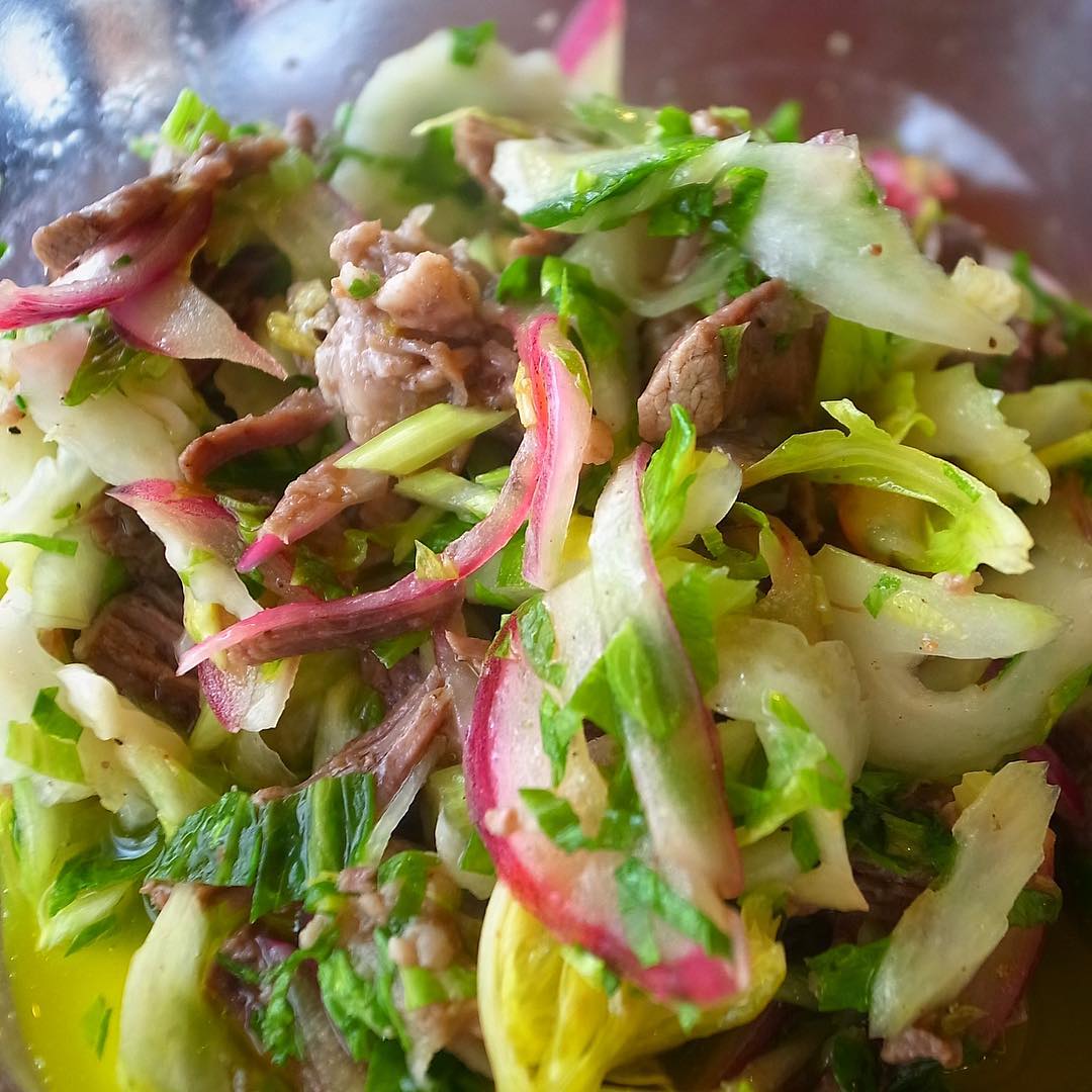 あー、三連休中日はジンクス通りののんびり営業と（苦笑）、そんな今夜は小さなメニュー「牛すね肉とセロリのレモンマリネ」が当時ですよ！その他のにもゴーヤチャンプルやキーマカレー、肉だんごのチリ・ナチョスなどなど夏メニューが目白押し！お席も潤沢（笑）、ぜひぜひぜひご来店下さいな〜（お）