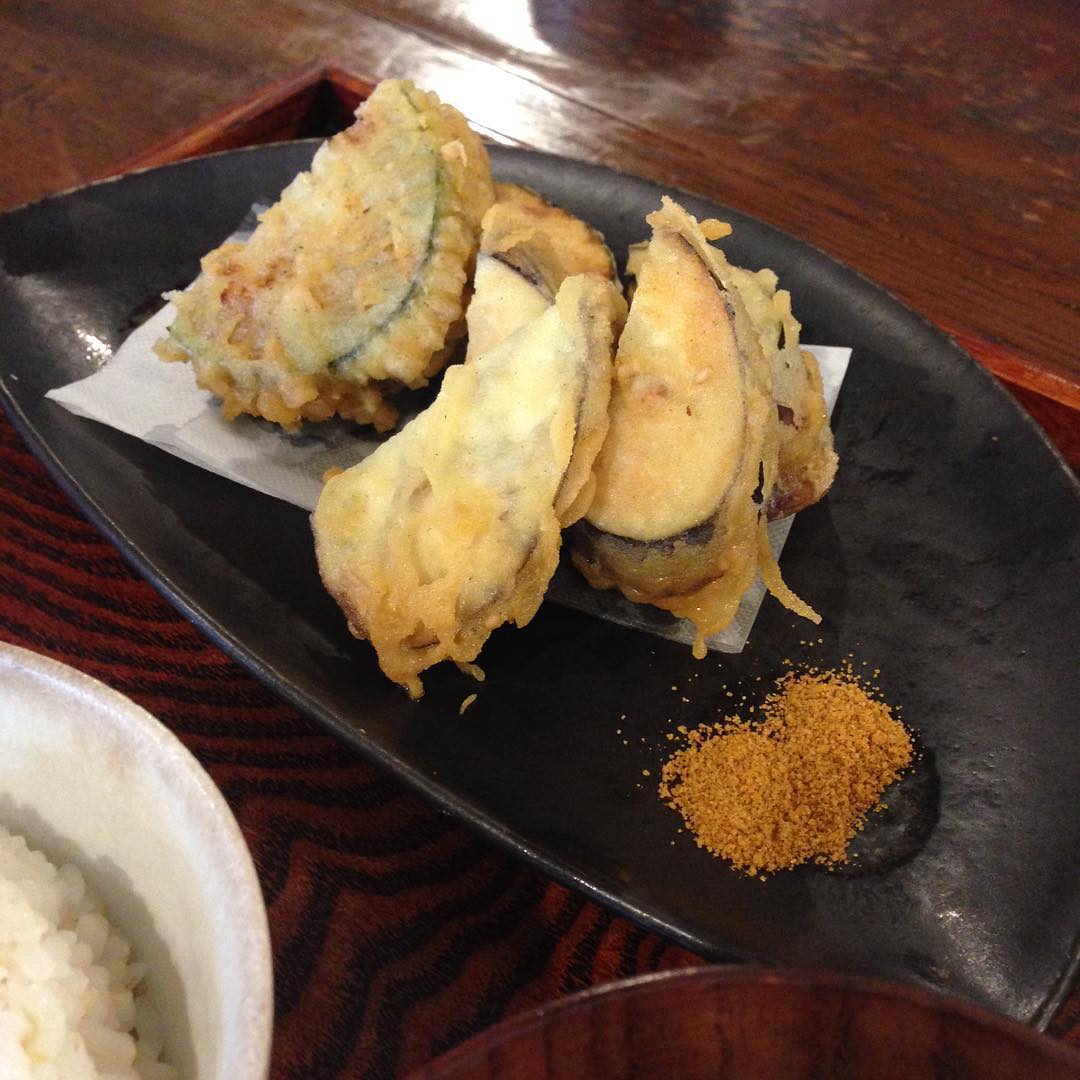 今日のまかないは「茄子とズッキーニのはさみ揚げ」です。カレー塩でいただきました。ズッキーニがかぼちゃの仲間って知ってましたか？私はずっとキュウリの仲間だと思ってました。（い）