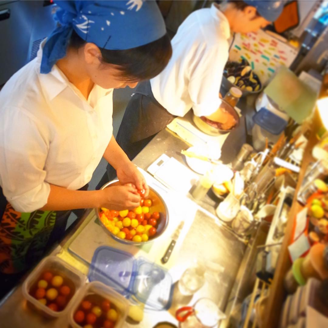ひんやり彩も夏らしい小さなメニューは「ミニトマトのおひたし」！今日も店長ミヤザキ、ミニトマトの湯むきに余念なし！金曜の夜、ぜひぜひ〜！（お）