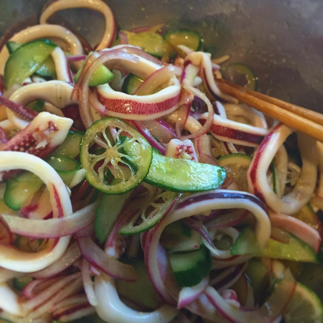 すだちが好きすぎて、見ると買ってしまいます。使う予定もないのに、余ったら焼酎かビールに搾れば良いや！と勢いで買ってしまいます。酸っぱいのは苦手でも、香りのものは大好きなのです。
今回、重い腰を上げて、新メニューを開発しました！イカとすだちのマリネです。酸っぱいのは苦手と言いながら、酸っぱいメニューばかり作っているような気がするのは、夏だからでしょうか。すだちの爽やかな酸味とほのかな苦みが魅力のマリネです。ぜひぜひ！（麻）