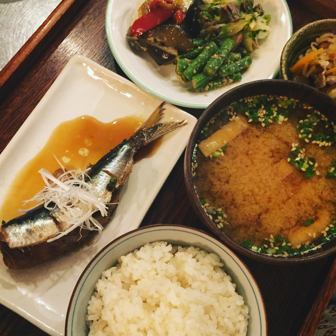 本日の、ホールスタッフぬまっちのための夜賄い。イワシの山椒煮、切り干し大根の煮物、いんげんごまあえ、夏野菜の梅オイル蒸し、牛スネ肉とセロリのレモンマリネ。夏バテしやすいぬまっちには、消化が良くて、でも栄養価の高いバランスメニューです。スタッフの体調管理も店長の仕事の一部だと思っております。
リトスタは外食かも知れないけど、作っているごはんは母が私に作ってくれたごはんそのもの。そういう意味では、私にとってリトスタは外食じゃないんです、おうちごはん。気合いの入ったおうちごはん、まさに「ふだん着の、ごちそう」。疲れた時ほど効いてくる、今、食べてほしいごはんです。
というわけで本日やさしい夕ごはんとしては、イワシの山椒煮とお惣菜3品盛りあわせ、なんでいかがでしょう？（麻）