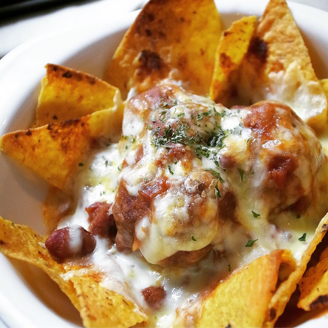 今夜の新メニューはまさに夏のビールの友！「肉だんごのチリ・ナチョス」！肉だんごの旨味と自家製ピリ辛チリビーンズ！トルティーヤチップスとあわせたらあつあつとろりのチーズ焼き！イイネ！イイネ！もいっちょイイネッ！（笑）（お）