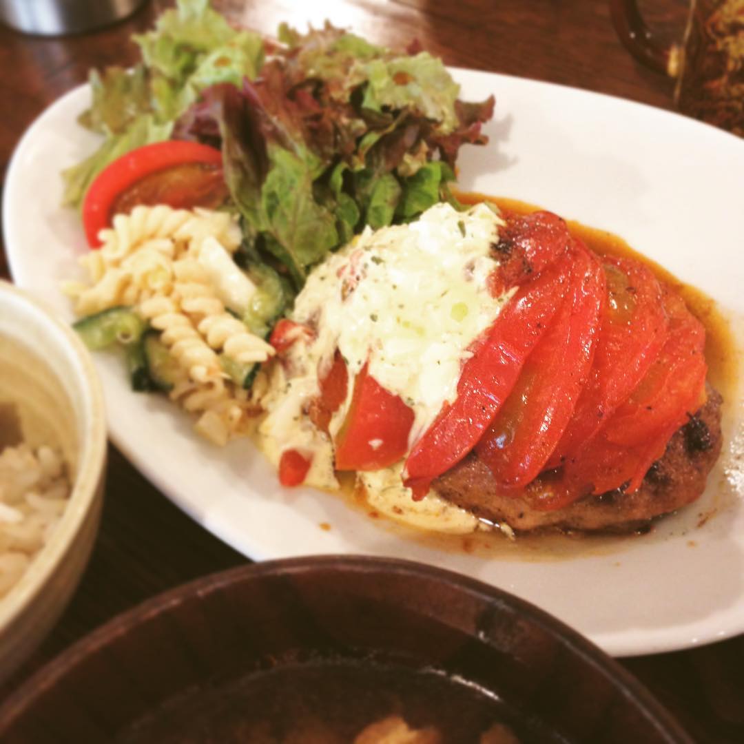 スタッフの特権ですみません、先日終了した「フレッシュトマトのハンバーグ」いただきましたm(__）m。夏の味がしました。
また来年！
(うめ）