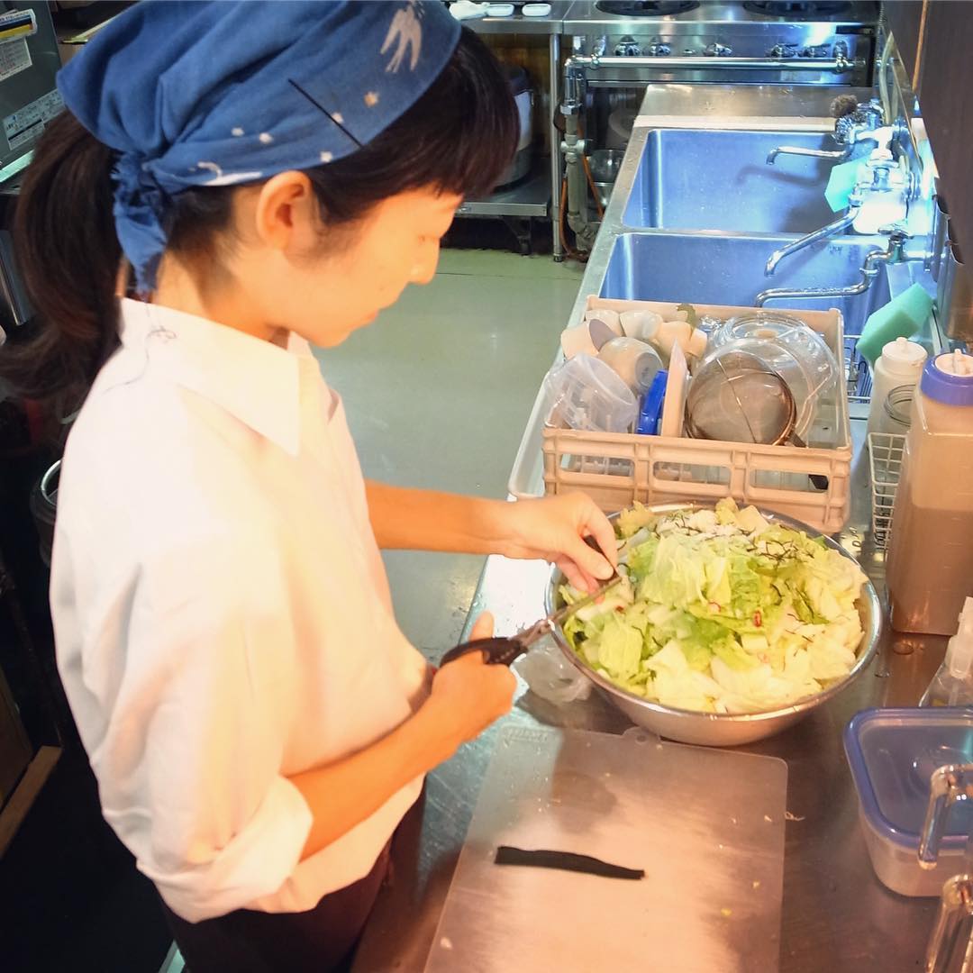 さてと開店前はホールスタッフの南ちゃんがぱちんぱちんと昆布を切って、お新香を漬けてくれておりますよ、えぇ、木曜日、ぼちぼち開店します！（お）