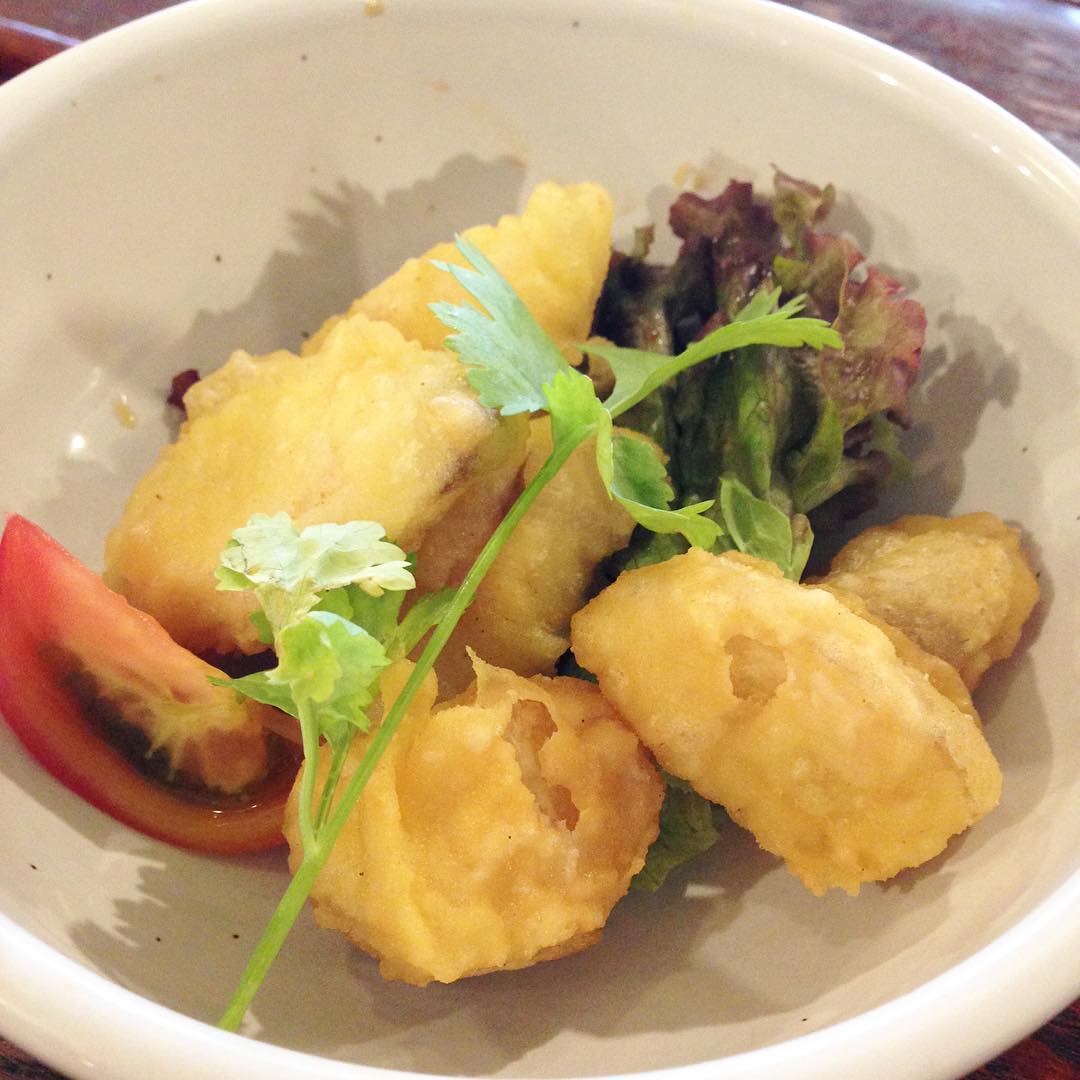 今日のまかないは「まかじきのトルコ揚げ」です。
揚げたてをいただきました。
揚げたてのサックサク。ハニーマスタードでいただきます。そのままでも十分おいしいんですけどね…（い）