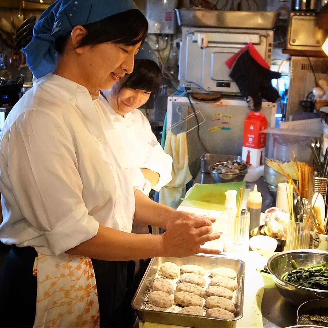 雨降り金曜の夜ですねと、えぇ、店長ミヤザキ、今夜もあつあつは「男しゃくコロッケ」の仕込みに余念なし！と、側には監督のやぎちゃんが腕組みして控えておりますね！（笑）さてと今夜ものんびりスタート（苦笑）…みなさんのご来店、お待ちしております！（お）