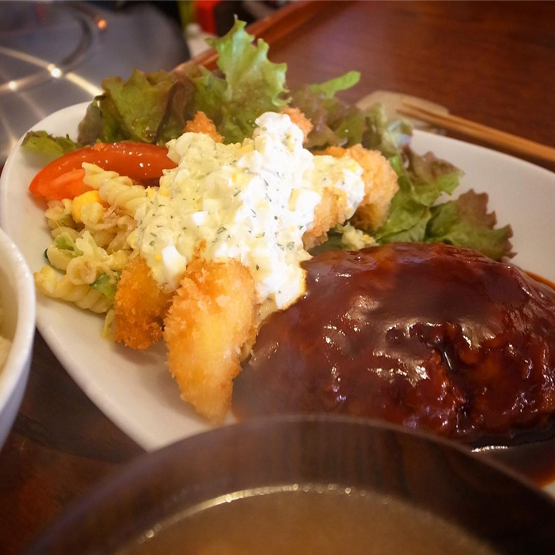 今日スペシャルコンビメニュー！は「ハンバーグ&エビフライ定食」！あぁ、当店的には夢の共演！只今サクレツ中！ぜひ！（お）
