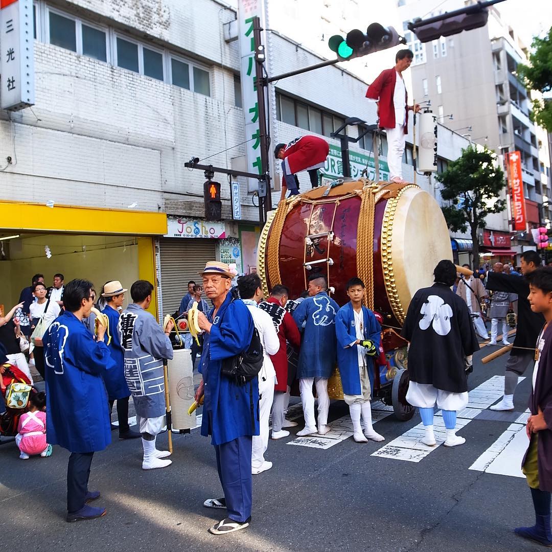 東京三鷹は八幡様の秋祭り！…今年も大太鼓が山車に乗ってやって来たよ！とどかんどかんと叩くその脇で、なぜだかみなさんバナナをお召し上がりがちょっとかわいい（笑）（お）