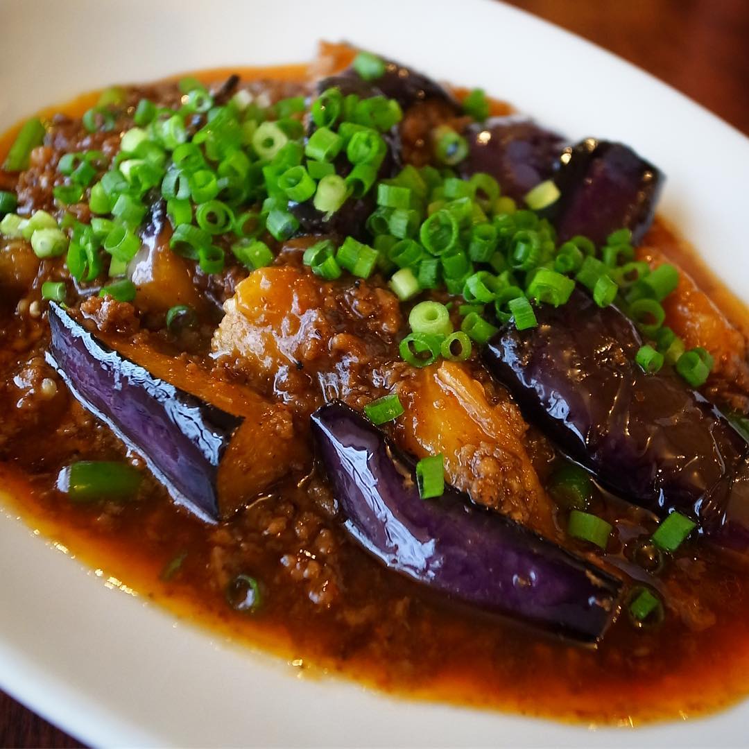 と、店長ミヤザキ今夜の新メニューは「麻婆茄子」！ごりごりすった花山椒に唐辛子と豆板醤！牛ひき肉の旨味とさっくり素揚げにした茄子を合わせたら、じゃじゃっととろみの麻婆茄子！とにかく旨い！ぜひ！（お）