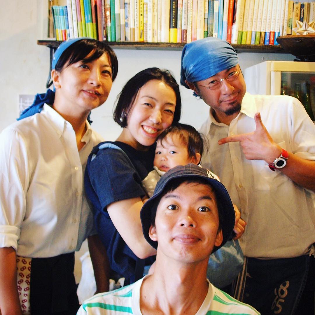 さてと9月1日…12時台のランチがひと段落した頃がらりとご来店は当店初代大学生アルバイトでしたはぶちん！今やすっかりお母ちゃん、愛娘のちおりちゃんもいっしょにご家族みんなでご来店！いや、はじめまして！ワタクシokayanですよ〜とごあいさつするも、あやうく泣かれるところでさと（苦笑）…ま、その後メガネを使った小ネタでウケもとれて（ヨカッタ！）、またこれからも仲よくして下さいねーと、いや、いつでも遊びに来て下さいね、待ってますよー！（お）