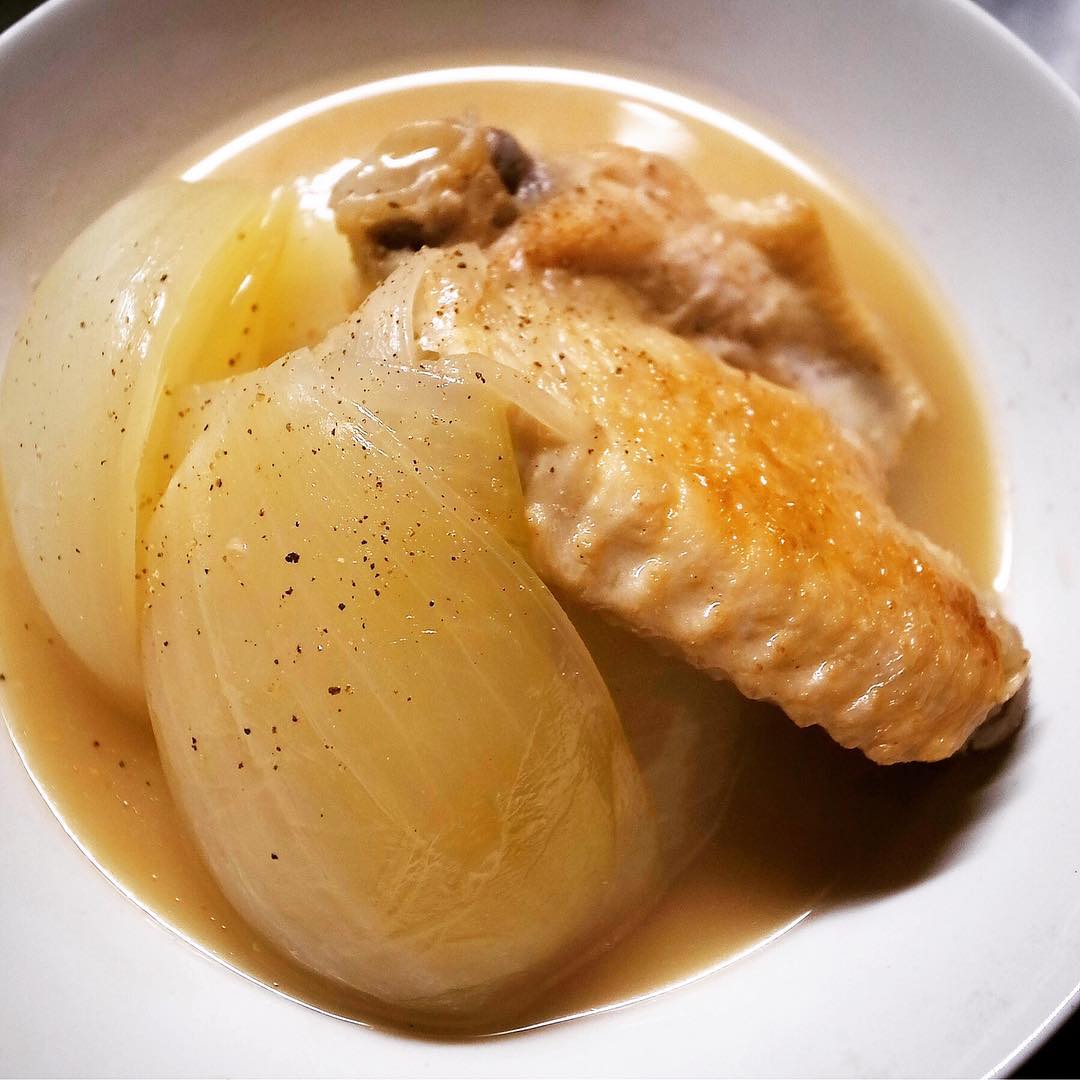 あー「台風来る来る詐欺」のせいで（？）アカラサマにのんびりな敬老の日の三連休初日の夜ですと（苦笑）、いや、「鶏手羽先とたまねぎのスープ煮」なんて、あったかすてきなメニューもあるんですけどねー、どうなんでしょうねー（苦笑）（お）