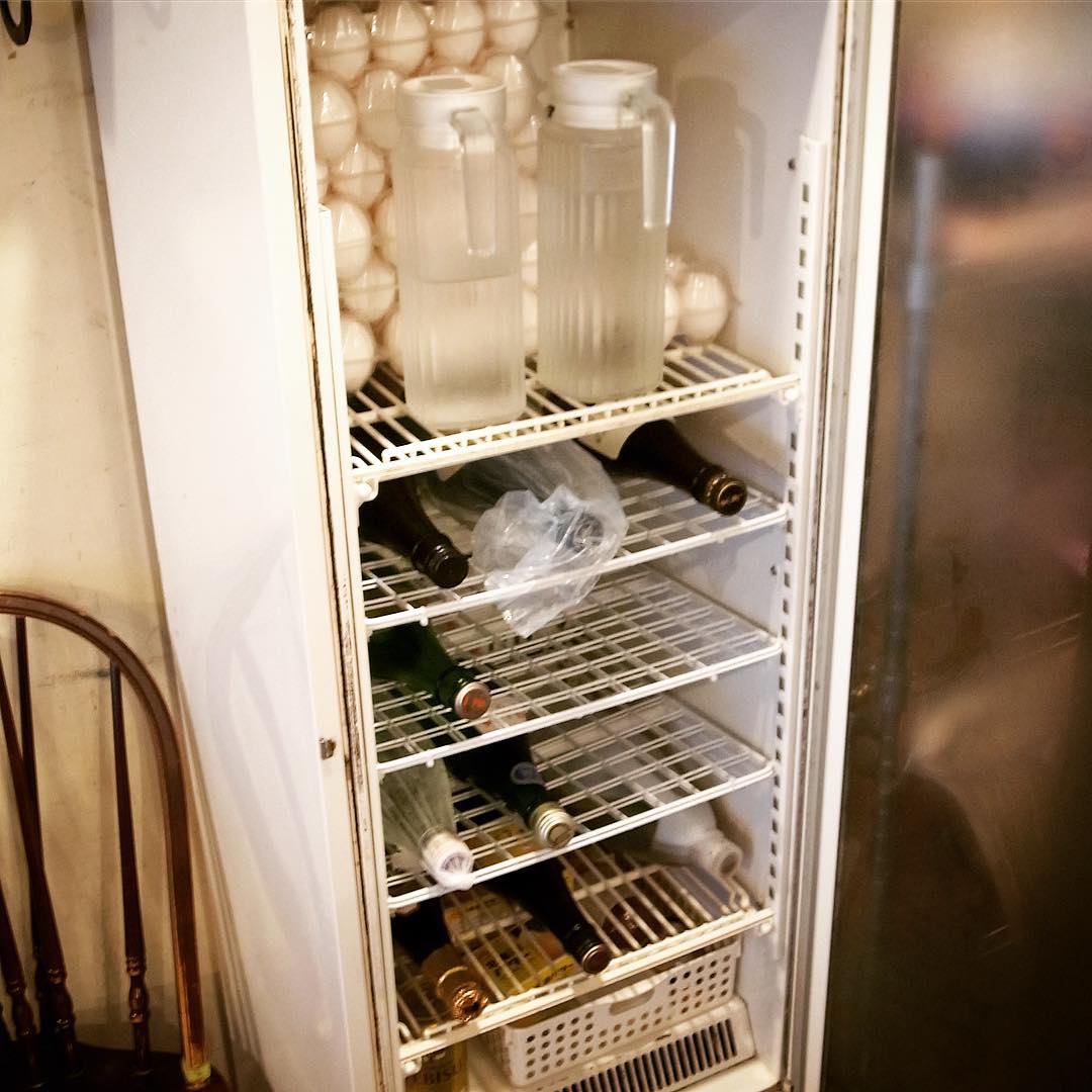 さてとワタクシokayanが昨日DIYの工作は日本酒リーチイン（冷蔵ショーケース）の中に棚を作る！と真ん中三段、100円ショップで買って来たワイヤーネットに突っ張り棒、結束バンドで棚完成と、日本酒を横置き、玉子を上段に収納出来るようになりました！と、えぇ、ちょっとビンボー臭いですけど（苦笑）役には立つよ（笑）（お）