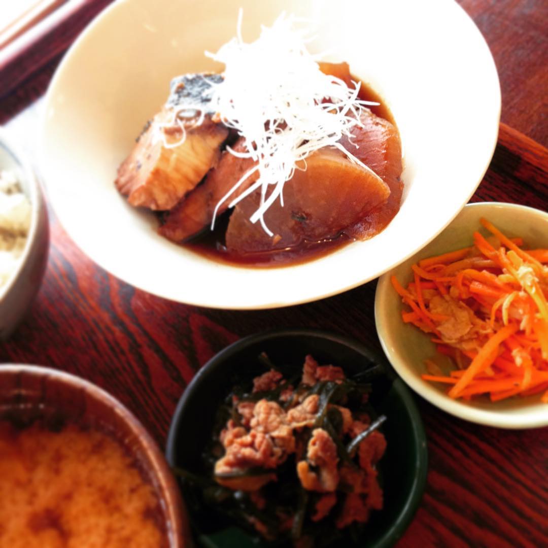 昨日に引き続きですが、今日もまないは「ぶり大根」です。家ではなんとなくハードルが高くて、塩焼きか照り焼きのブリ。しみじみの美味しさでした。今日のランチは「さんまの南蛮漬」が大好評でしたが、お昼に魚が食べれるってありがたいですよね。(うめ）