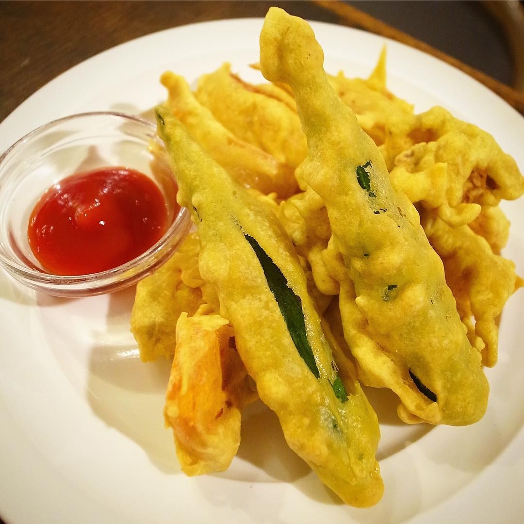 さてとわりとのんびりはじまっております金曜の夜、いや、みなさん遠慮なくご来店下さいませと、久しぶりに登場は豆の粉で揚げた天ぷら！「いろいろやさのパコラ」！って、ホント豆の粉ってだけで、どうしてこんなにインド風味？！（笑）こちらもお疲れさまはカンパイビールにうってつけ！（お）