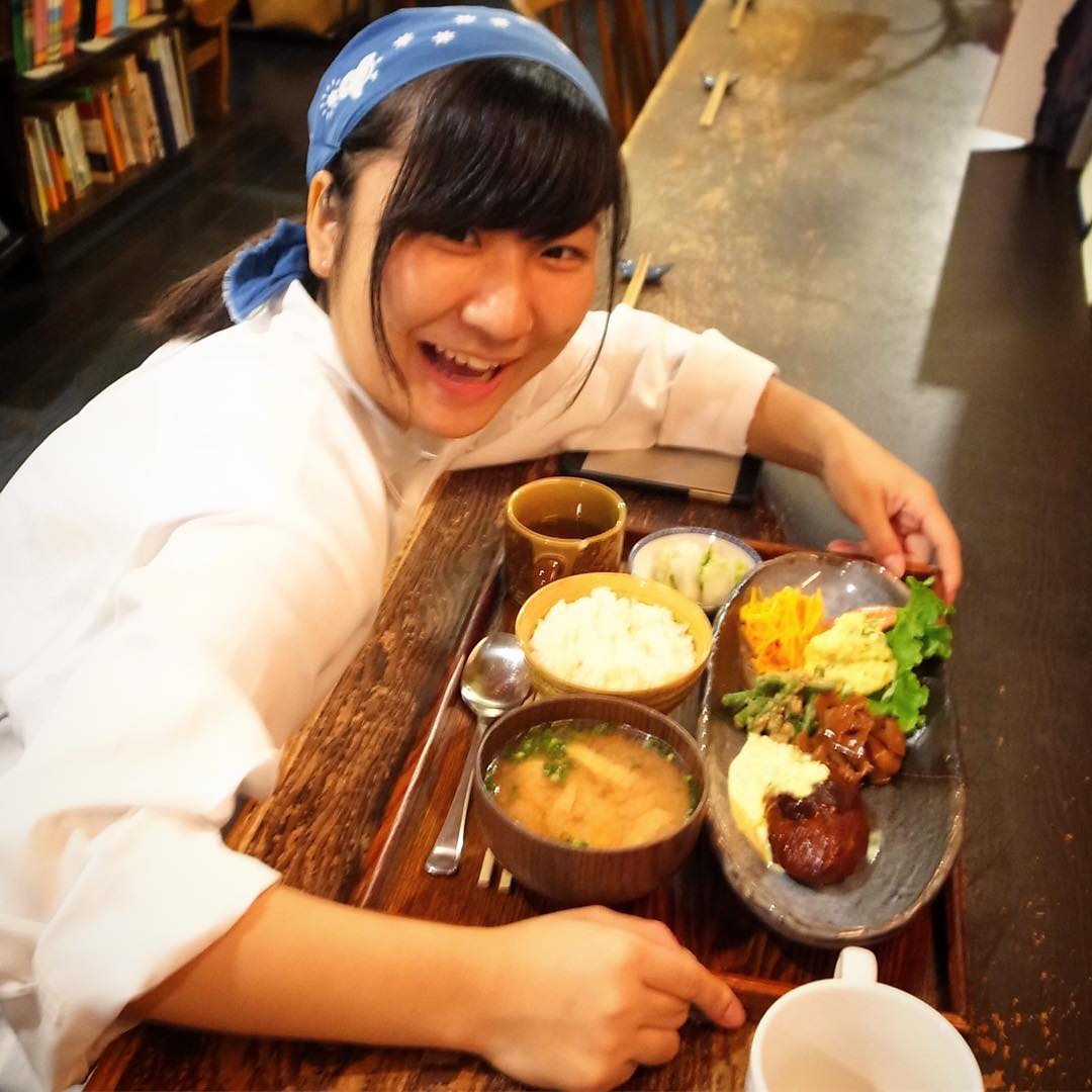 あー、この早い時間はあんまりのんびり木曜日の夜と、いや、遅くに混むなら先にやぎちゃん賄いをたべちゃえ！と（笑）平日限定「トリカラちょこもり」ならぬ「ハンバちょこもり」！（賄い初）
そろそろうちに来てまる一年のやぎちゃん、すっかり馴染んで仕事も出来るスタッフに育ってくれましたねと、いや、これからもしっかり成長していこう！（お）