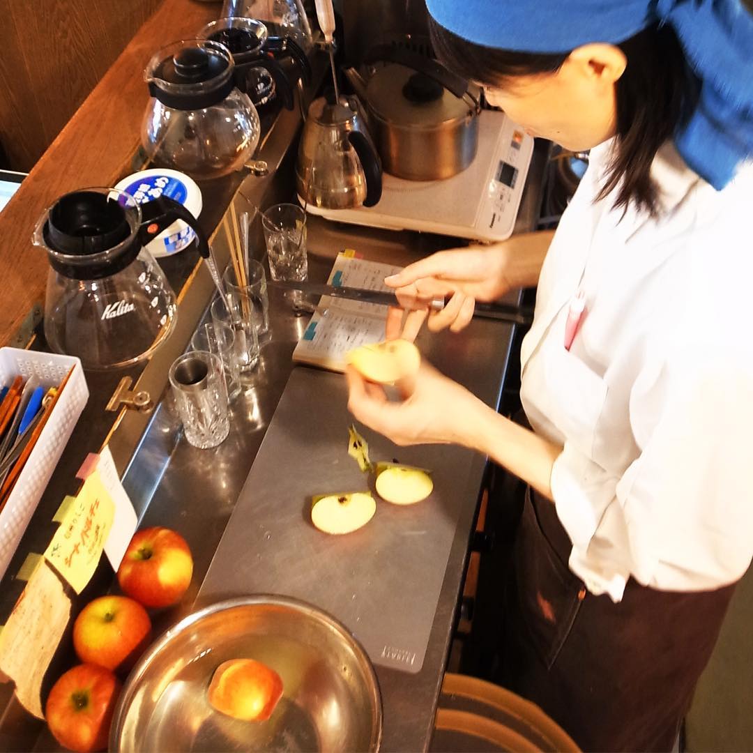 昨夜完売御礼は夏のアイス「パイナップルのフローズンヨーグルト」に代わって、秋のシャーベット「りんごとヤクルトのシャーベット」…沼田さんが仕込み中。来週からお出ししますからねー！（お）