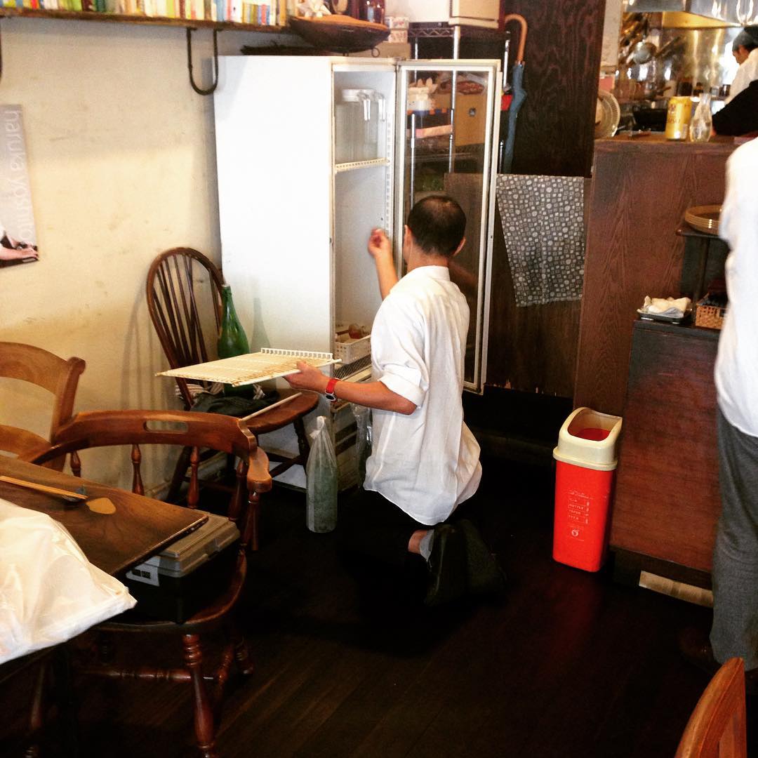 okayanが日本酒冷蔵庫の中を工作中。棚をつけて整理整頓。リトスタのキッチンはokayanの工作で使い勝手が良くなってます。(うめ）