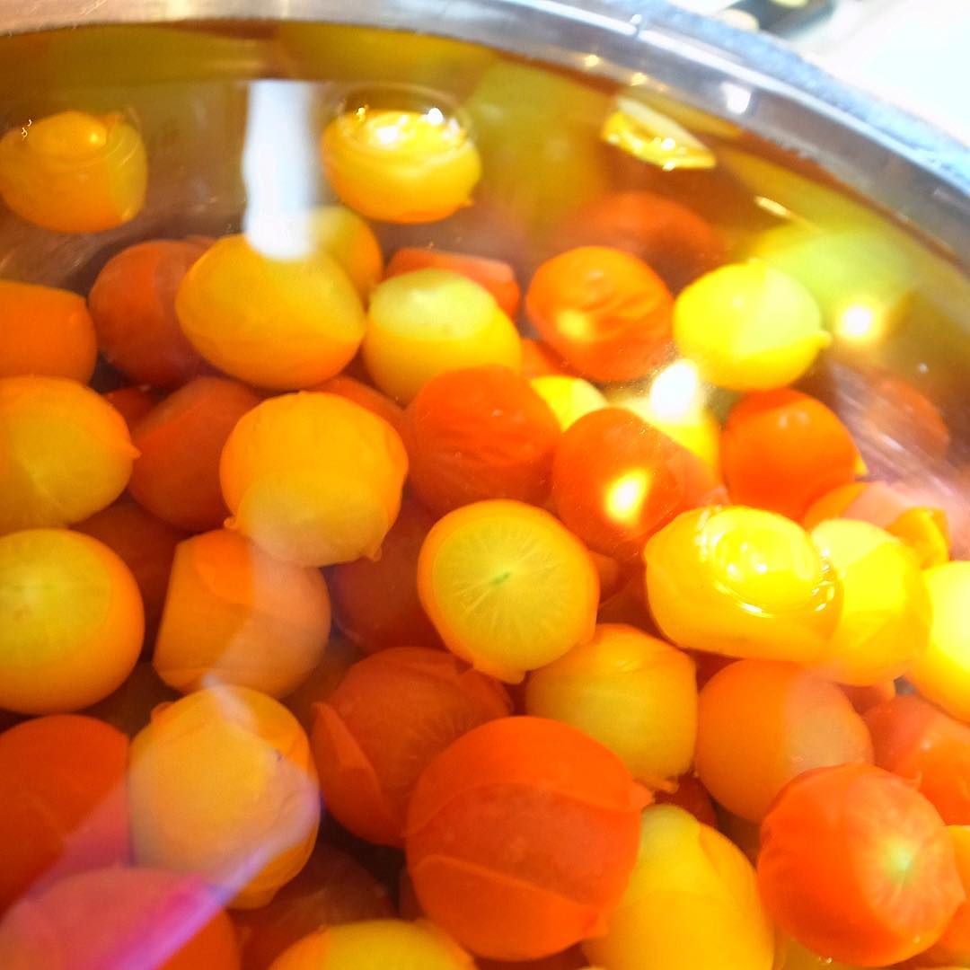 さっとお湯につけたらすぐさま氷水にとったミニトマト…なんだかたくさん金魚みたいだねと（笑）、いや、これから皮を湯むきしたら、この夏の新メニューは人気でした、シンプルにおひたしになりますよ！（お）