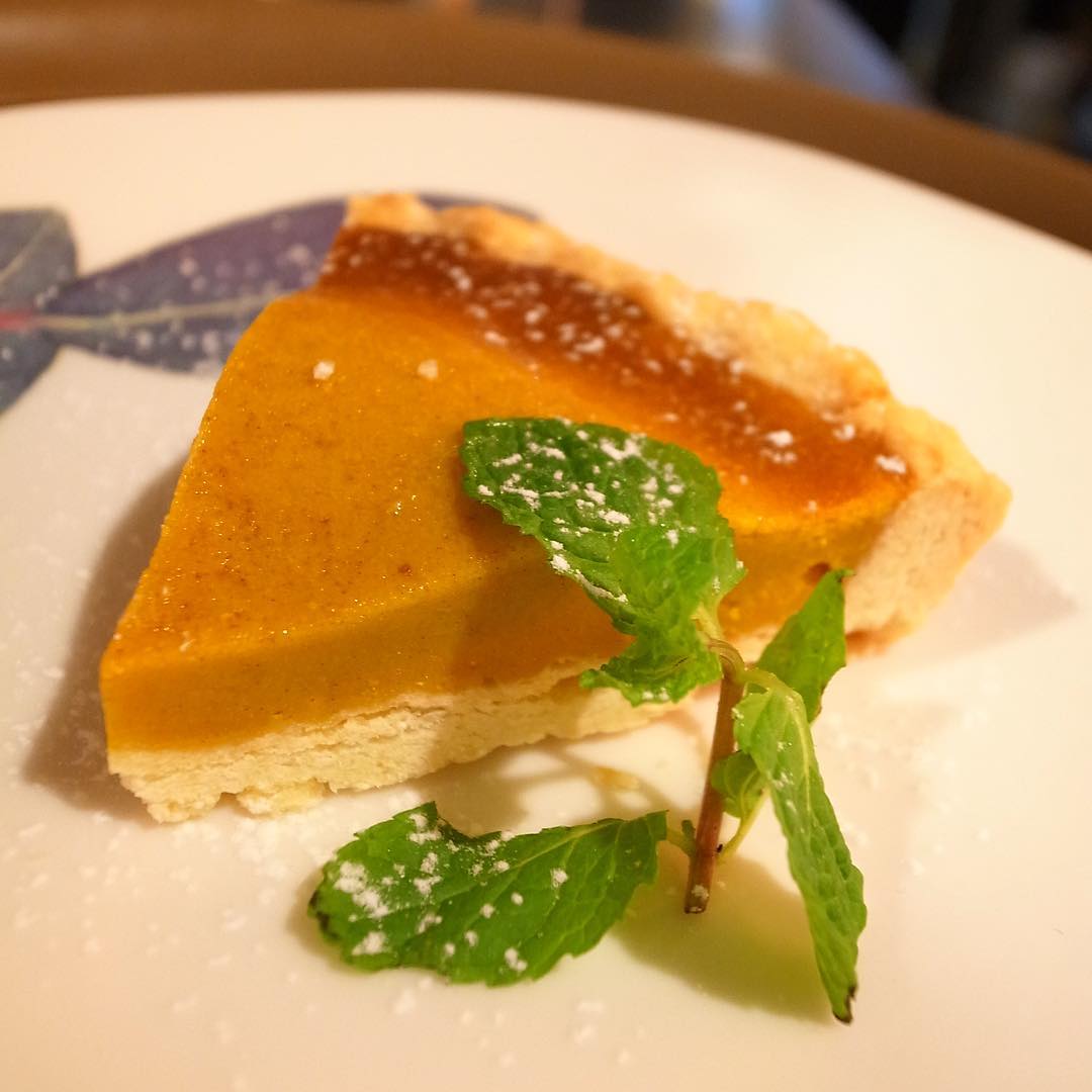 さてと10月はやっぱりパンプキン！とこの秋もすでにすっかりご好評いただいておりますのは「かぼちゃのタルト」！濃厚な風味と旨味！季節のおいしさお見逃しなく！（お）