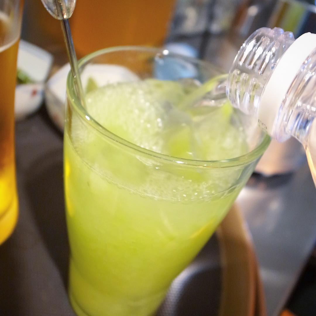 はじまりました！「シャインマスカットのワインカクテル」！マスカットそのまんま白ワインといっしょにミキサーでスクイーズ！仕上げにちらりと炭酸水！フレッシュなおいしさ！ぜひぜひ！（お）