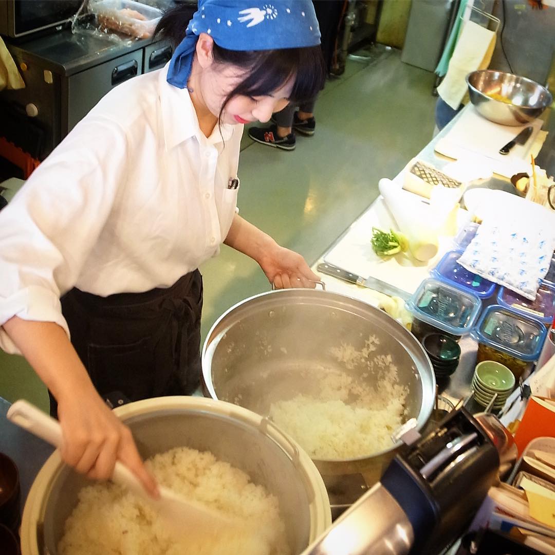 さてと！今週末は当店自慢のごはんは今年もワタクシ地元は山口県の山間部、岡さんの新米がやって来た！炊きたてあつあついい香り！ホールスタッフもっちゃんが釜から保温ジャーにエイヤと移し替えてくれております（お）