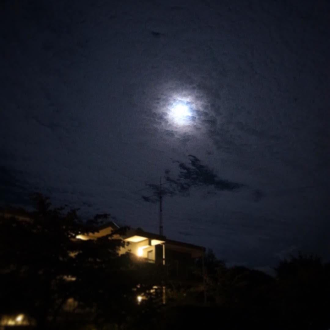 深夜の帰り道、中秋の名月にはうろこ雲（お）