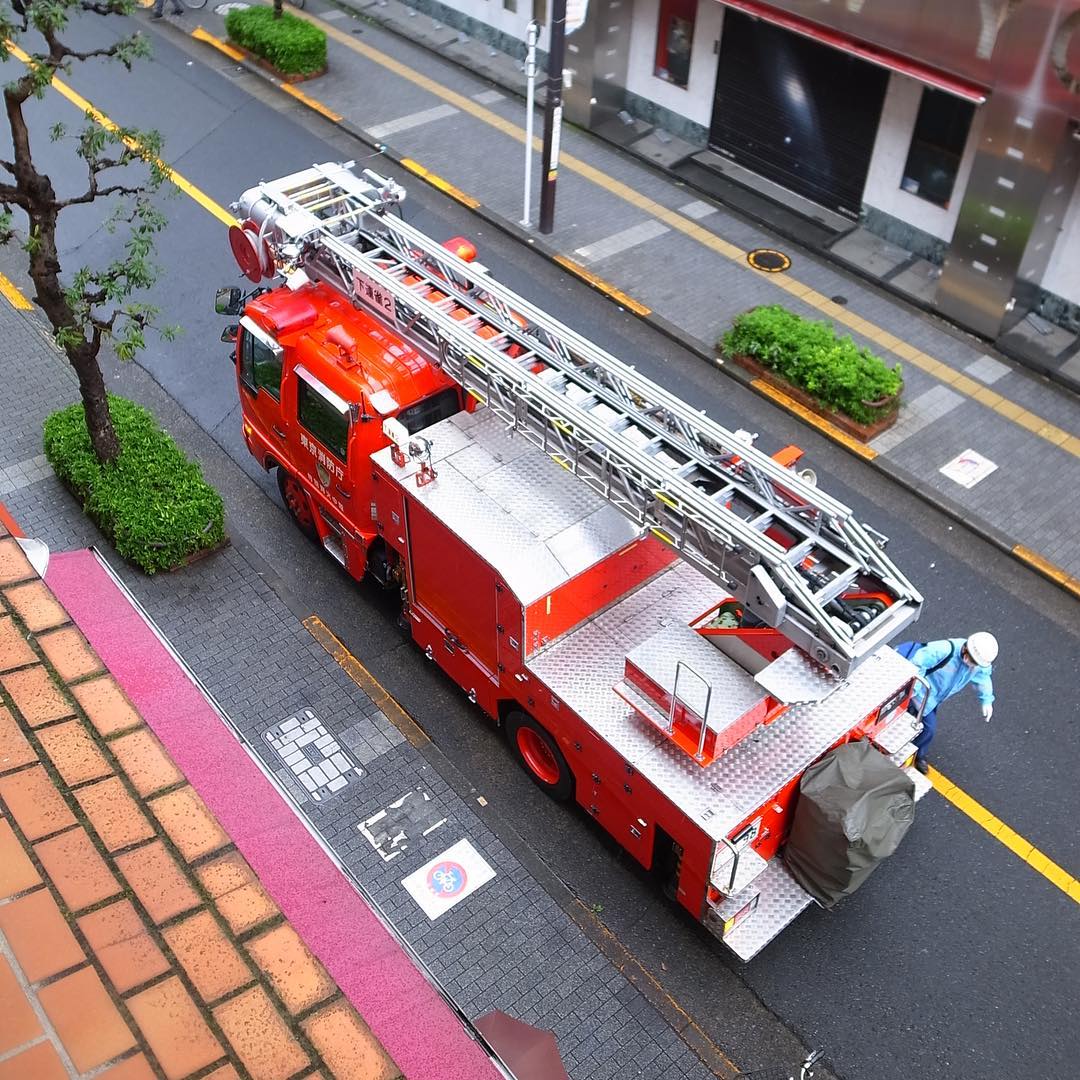 いや今朝開店前は床面モップがけをしておりますと、遠くからサイレンの音が近づいて…って、うちの目の前にピタッと止まった消防梯子車…いや、この辺り火事ってわけでもないよなぁと…救急の出動だったのかもしれませんね。
しかし今日の午後は吉祥寺で車が歩道に突っ込んむ事故があったり、いや、みなさんホントお大事にどうぞ（お）