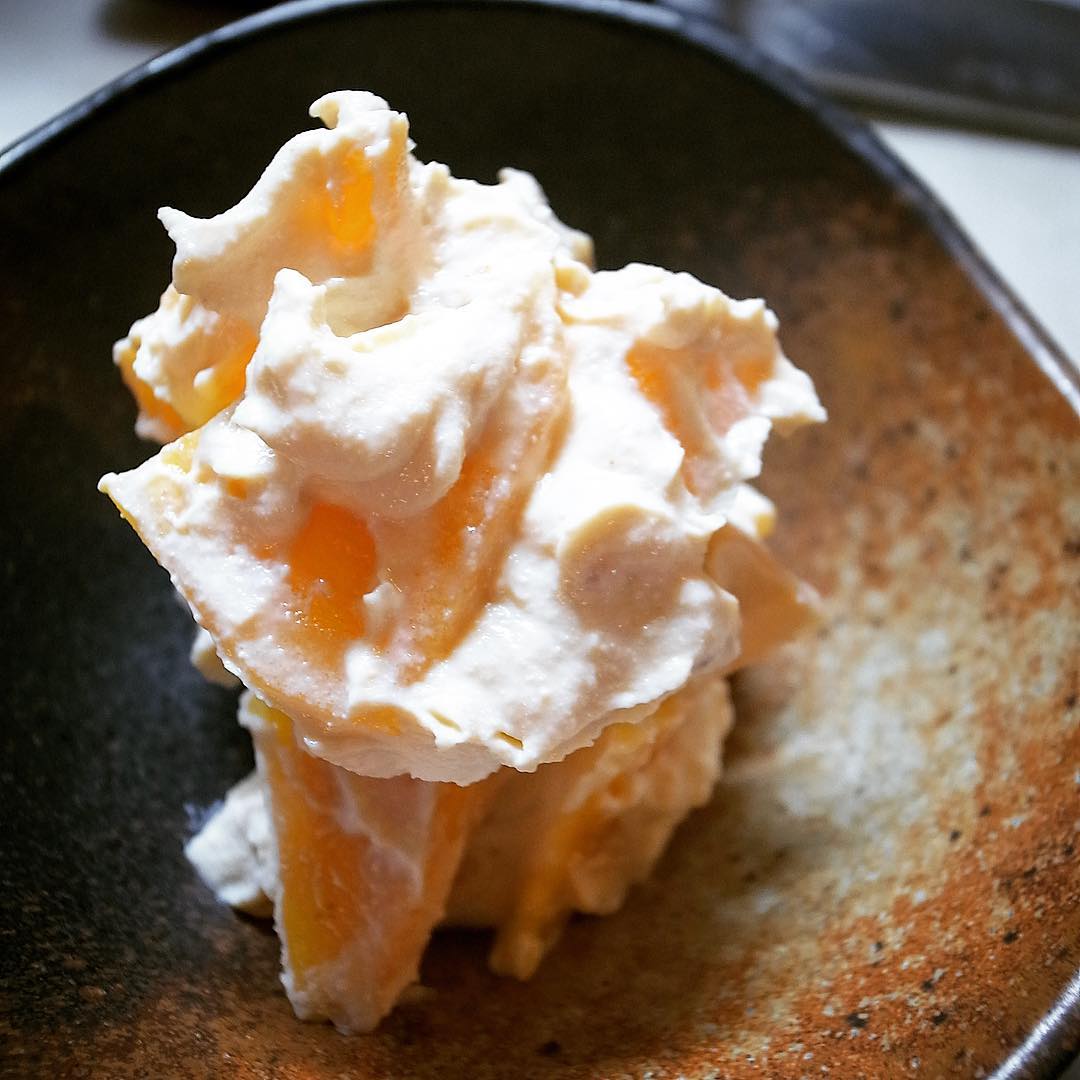 秋の白あえは一番人気？！「柿とくるみの白あえ」！いや、先日ご来店のおなじみはくいしん坊のお客さんご夫婦、まずは前菜冷菜として…さらに食後はデザートととしてと結局ふた皿ご注文！と（笑）いや、確かに柿とくるみ…秋のデザートはケーキやなんかでもおかしくないですよねと（笑）、それにしてもお客さんってのは時々ワタクシドモの想像をはるかに越える楽しみかたもされるのですねと、びっくりしつつ、つくづく感服もしつつ（笑）（お）