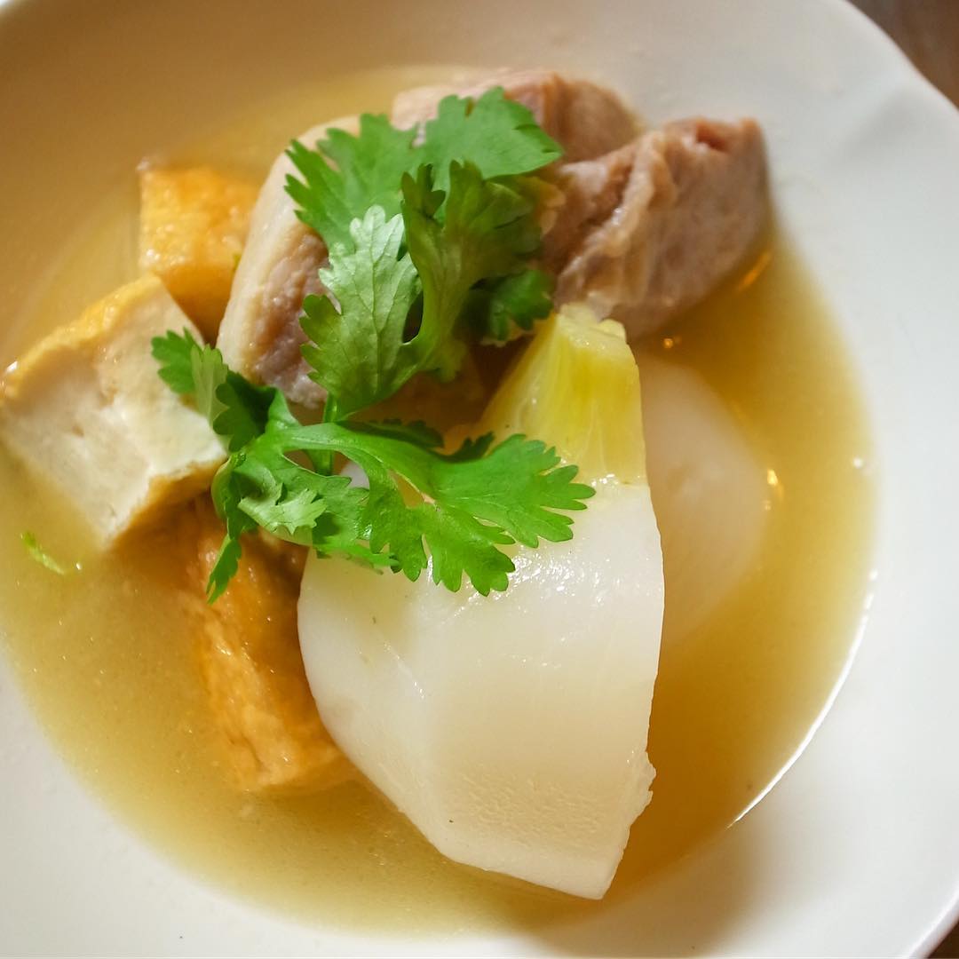 というわけで今夜のおススメ「塩豚と厚揚げ、かぶの煮もの」出来上がり！塩豚の旨味に厚揚げのやさしいおいしさ、旬のかぶがすっかり沁みてナンプラー風味のほんのりベトナム風！あったかおいしい！ぜひぜひ！（お）