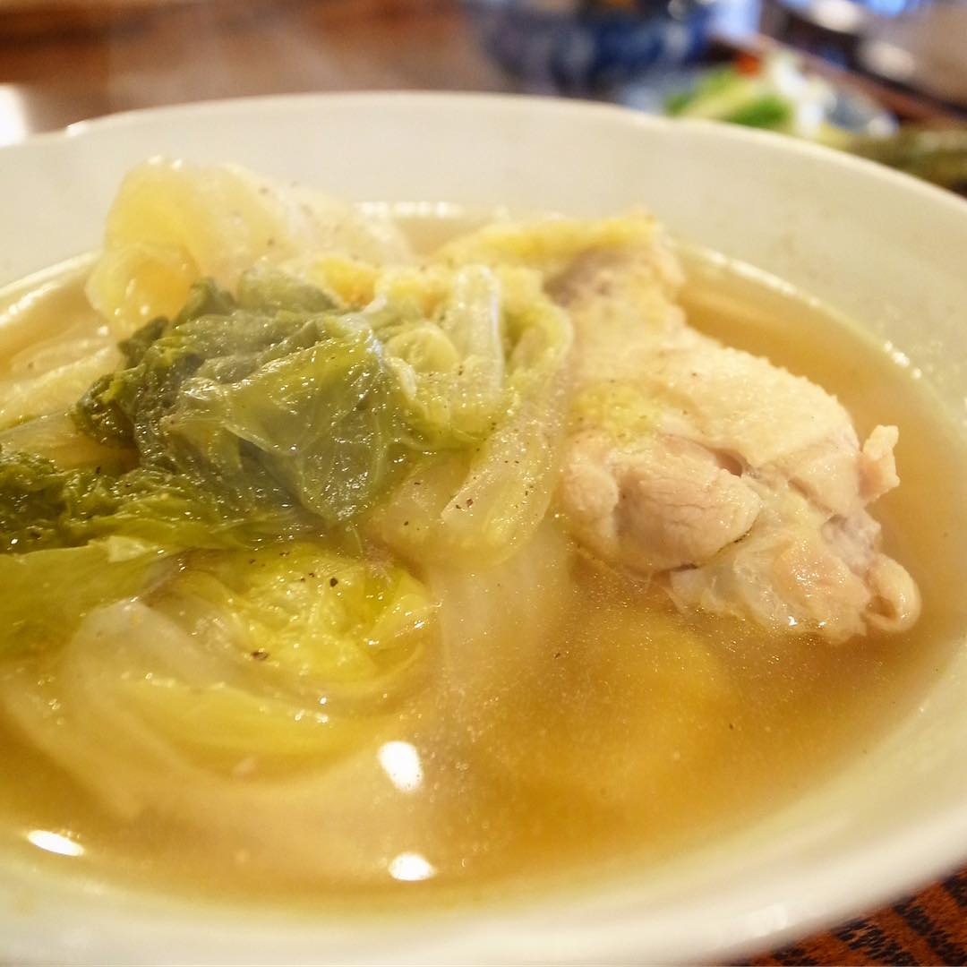 ランチ初登場！はやさしいお味の「白菜と鶏手羽元のくたくた煮定食」！鶏手羽元の旨味と出汁、たっぷりざくざく旬の白菜を甘みが出るまでくったくたに煮ちゃいましたよ！と限定15食！雨の日曜日、お見逃しなく！（お）