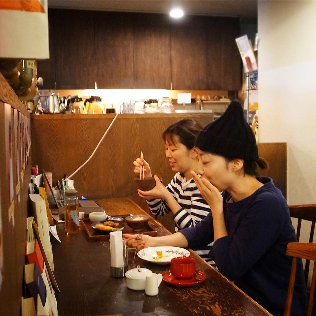 あー、やっぱり雨にはヨワイノヨと（苦笑）…遅番スタッフのイノッチは無念の早上がり（スミマセン）、お隣早番キッチンのトミーさんは仕事上がり、そろそろ終わりの季節は「かぼちゃのタルト」&珈琲をお召し上がり…なかよくカウンターでおしゃべりもイイネ（お）