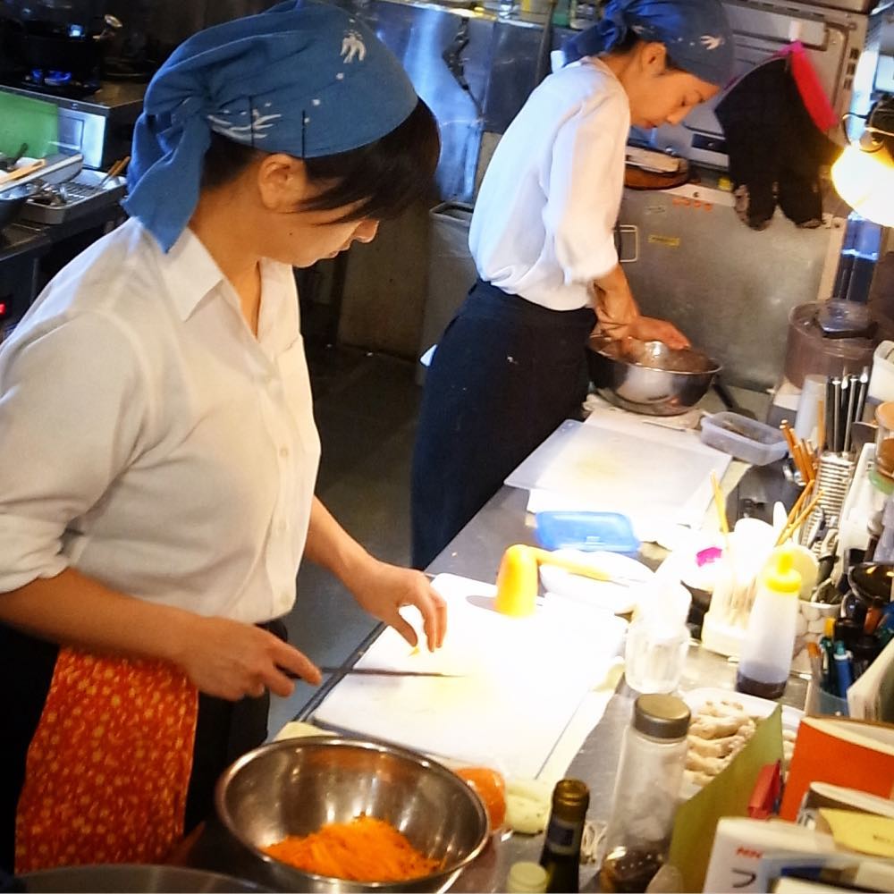 連休初日は土曜の夜！キッチンチームは今日も仕込みに余念なし！（お）