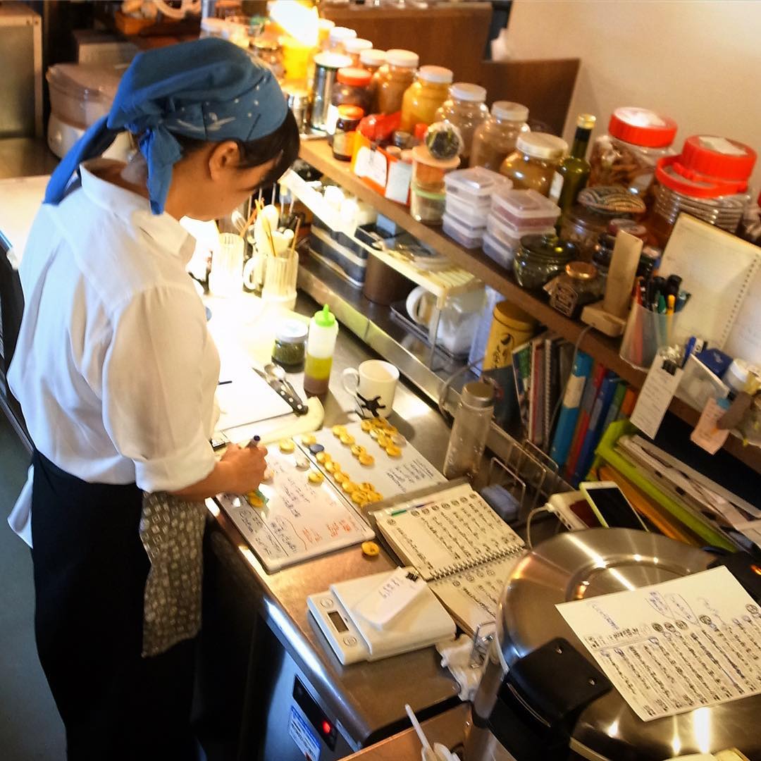 今週末はお天気あまりよくなさそうですけど、いや、もうこうなったらおいしいものじゃんじゃんお出ししますからね！手加減せずにまいりましょう！と店長ミヤザキ、メニューと仕込みと考え中！お楽しみに！（お）