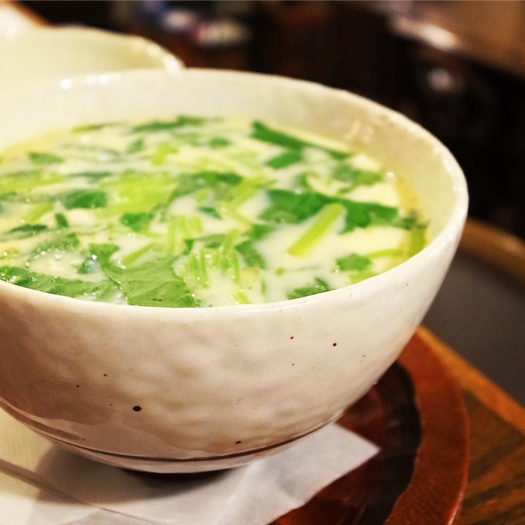 さらにあつあつメニューはこちらも人気！「栗とむかごの茶わん蒸し」！ごろりと大きな栗が二つ分！もちろんほっくりむかごに鶏肉の旨味、三ツ葉を散らして茶わん蒸し！やさしいお味、間違いのないおいしさです！（お）