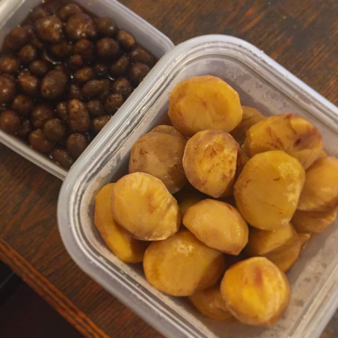 昨日、時間が有り余っておりましたので（コホン）、この週末のあったかメニューを考えておりましたところ、良いメニュー考えついちゃいました！
栗とムカゴの茶碗蒸し
今日からお出ししますよー。薄く下味をつけて煮た栗とムカゴに、鶏肉と三つ葉を合わせて、茶碗蒸しに。秋の味わいを凝縮しております。リトスタといえばお出汁でしょう、その旨味をそのまま蒸したような茶碗蒸し！ぜひぜひ味わっていただきたい一品です。（麻）