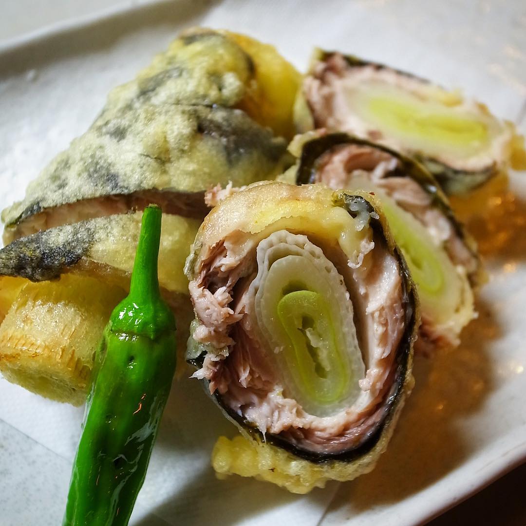 出ましたさんま！いや、今年は結構高くてさと例年よりちょっとスロースタートになってしまいましたが、それなら当店とっておき！「さんまのたづな揚げ」でいってみよう！三枚におろしたさんまをくるりと長ねぎに巻きつけたその様が「手綱」みたいだねとその名がついたたづな揚げ…お味的にもねぎが青魚のくさみを程よくやわらげて、いっしょにたべればいい塩梅です！天つゆで抹茶塩でどうぞ！（お）